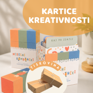 fOTOGRAFIJA ODPRTE ŠKATLICE IZ KATERE KUKAJO KARTICE.