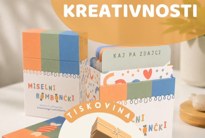 fOTOGRAFIJA ODPRTE ŠKATLICE IZ KATERE KUKAJO KARTICE.